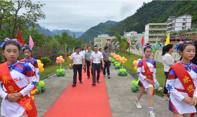 屏山县新市镇中心学校举办庆"六一"暨第四届校园文化艺术节