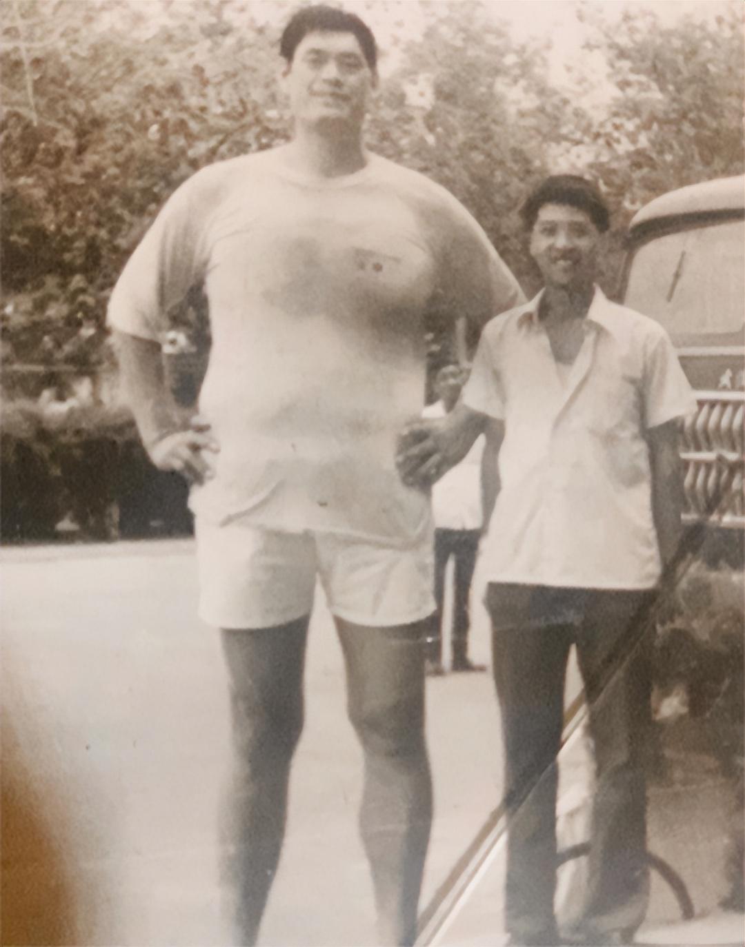 回顾:巨人穆铁柱身高2.28米,一场篮球赛得80分,为何英年早逝?