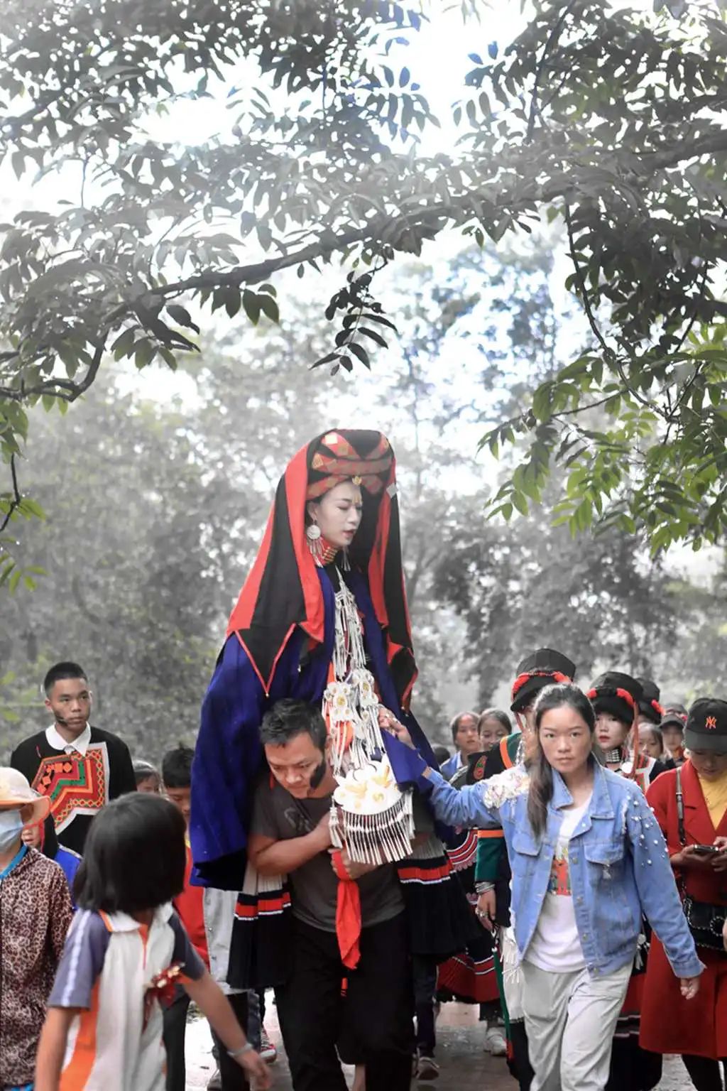 大凉山立秋后收黑苦荞挖土豆丰收节,彝族村庄赶集原生态劳作纪实