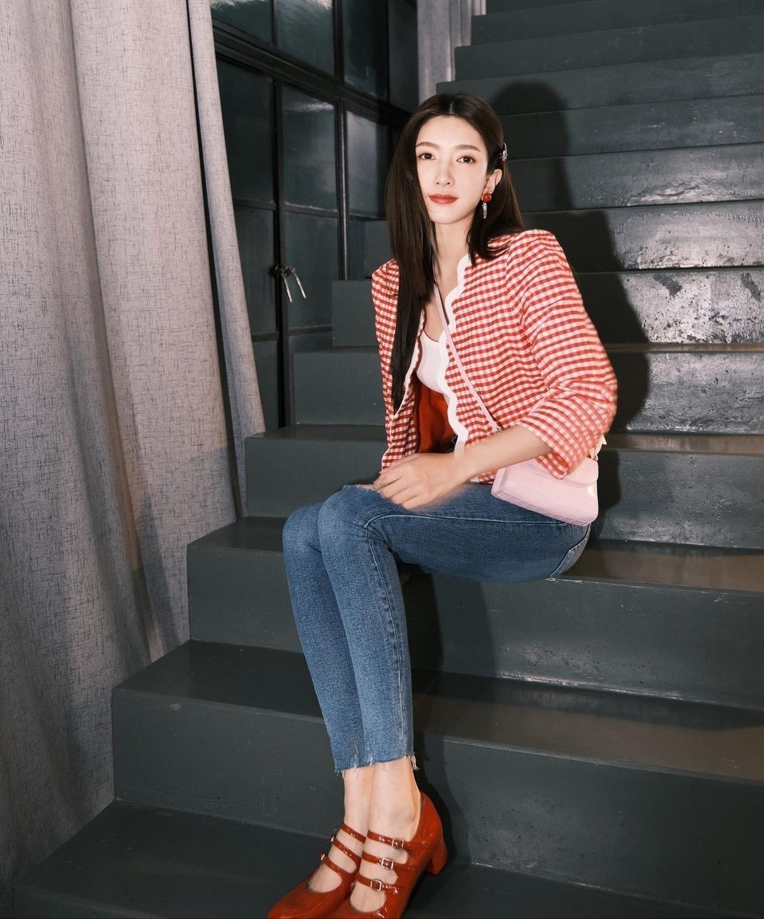 江疏影穿白色很好看,短款针织衫配萝卜裤,气质又美又舒服