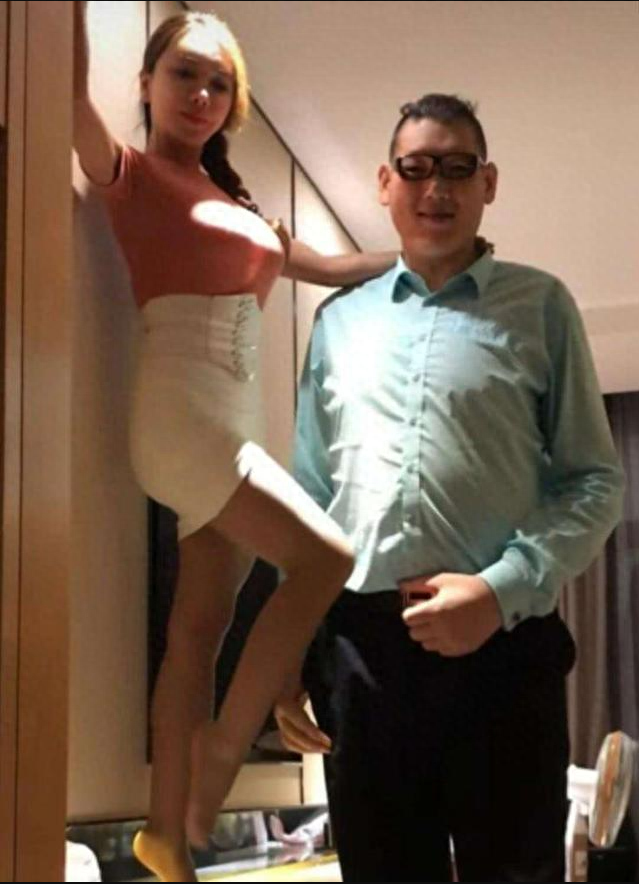 回顾亚洲巨人张欢:身高2.38米,找1.55米的网红女友,如今怎样?