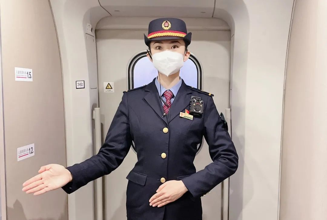揭秘!铁路小姐姐的化妆包里都有啥?