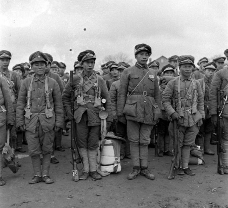 1948年营口国民党军政首脑开会警卫员端冲锋枪冲入都不许动