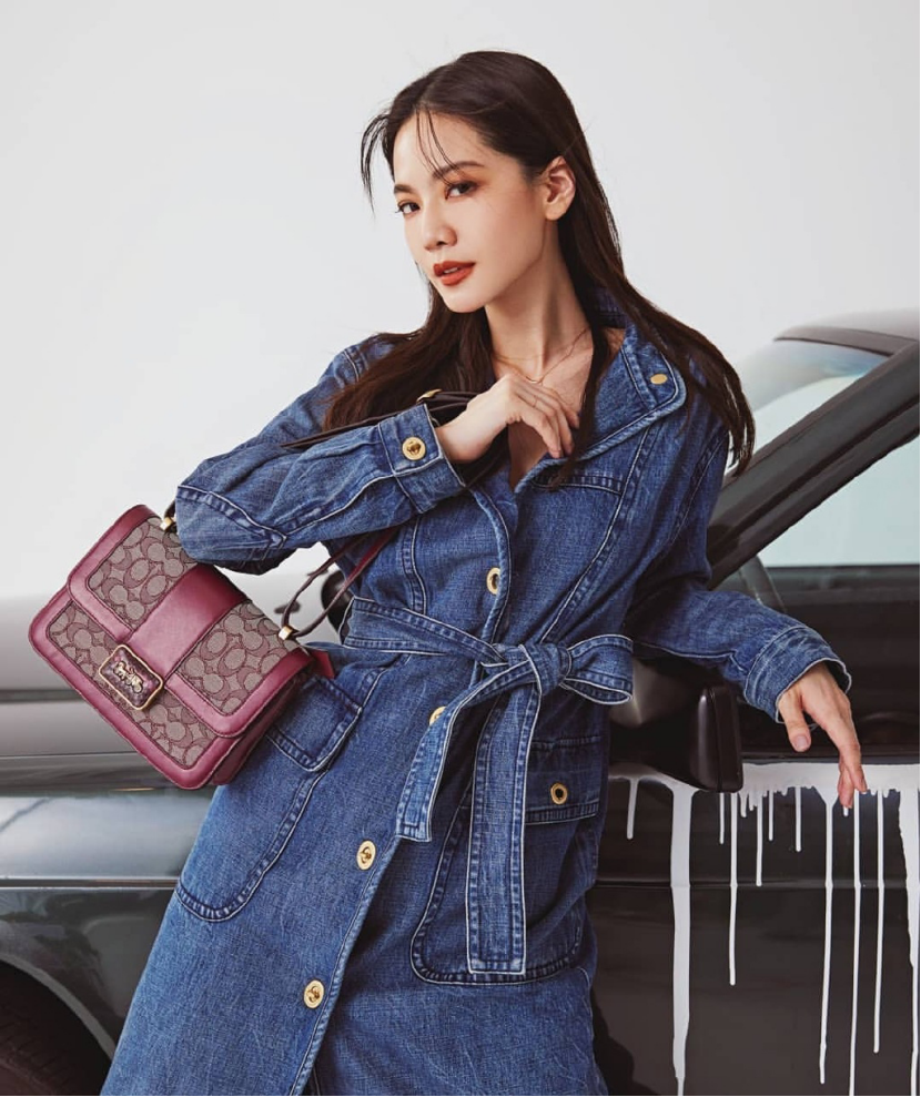 曾之乔秋季穿搭秀小蛮腰好美呀!穿精致西装外套,扎丸子头好显嫩