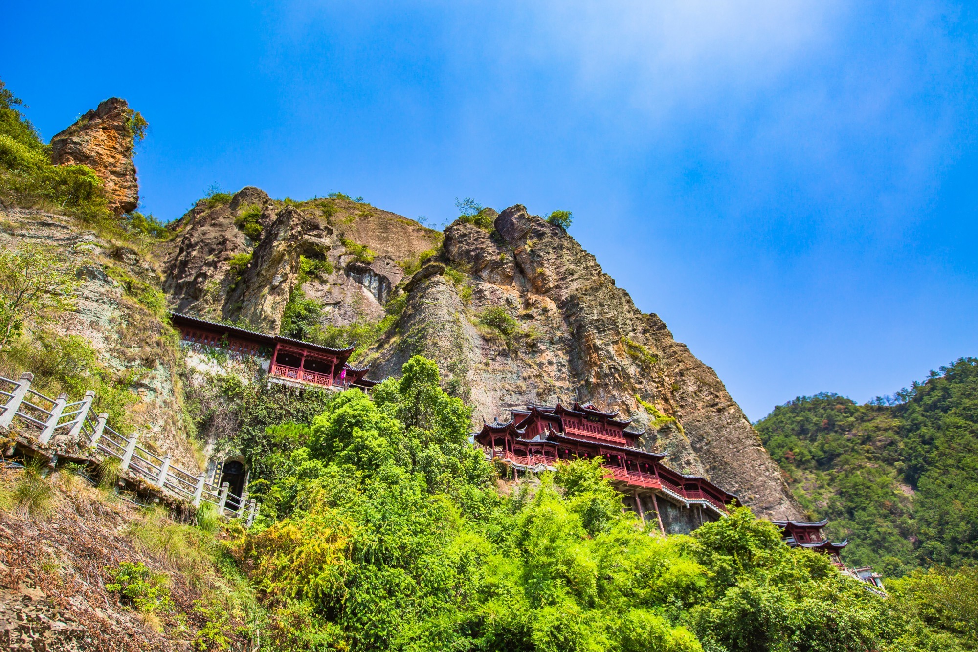 杭州建德有江南唯一一座悬空寺,距今已700多年,充满惊险和神奇