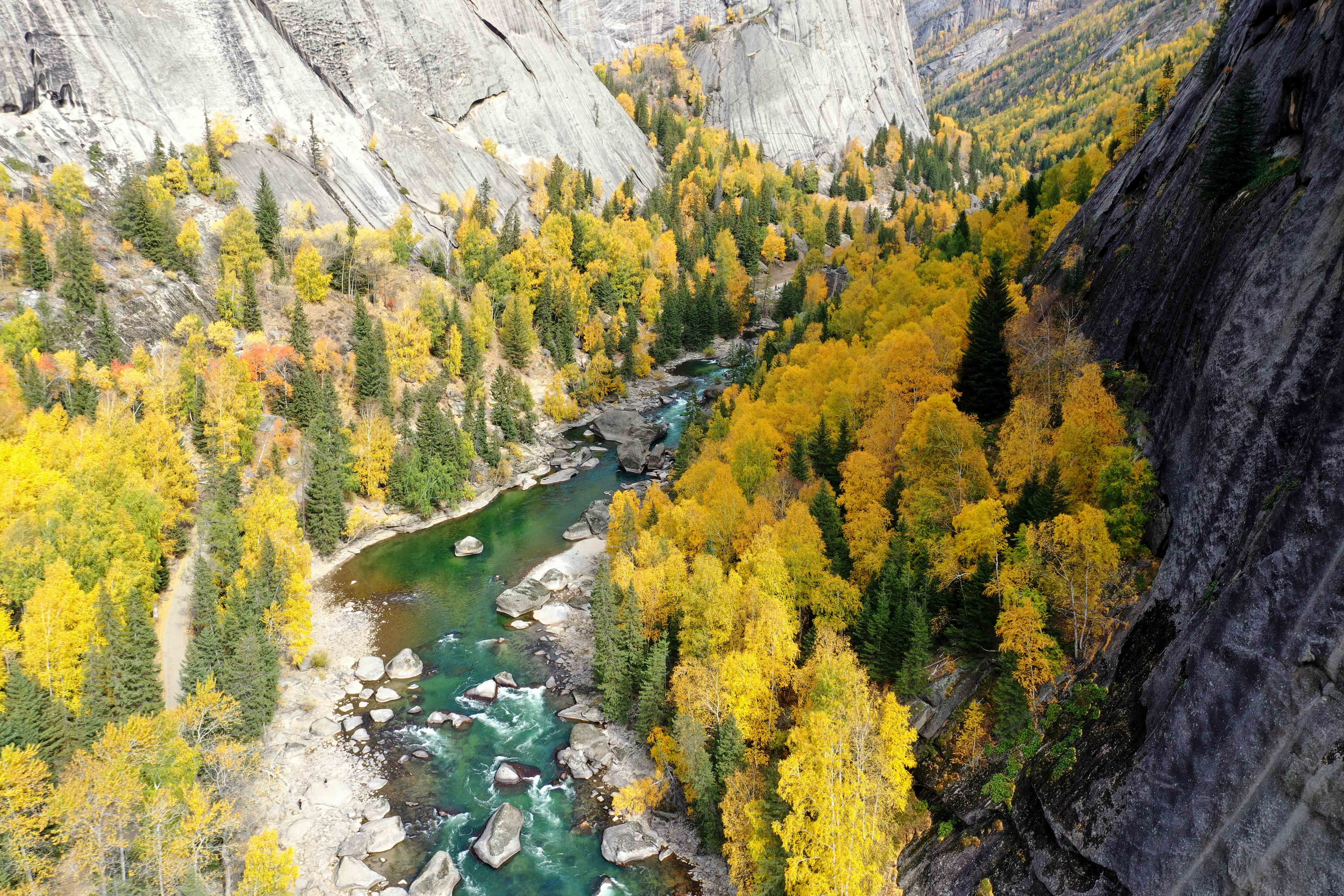 金秋时节 可可托海美景如画