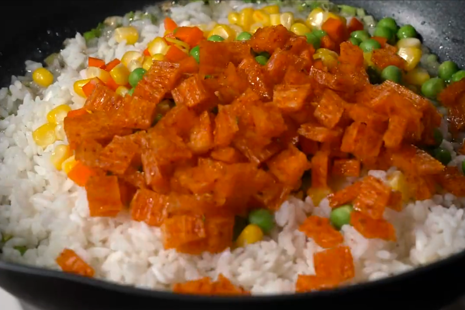 大厨教你辣条炒饭的做法,麻辣鲜香,粒粒分明,大人小孩都喜欢吃