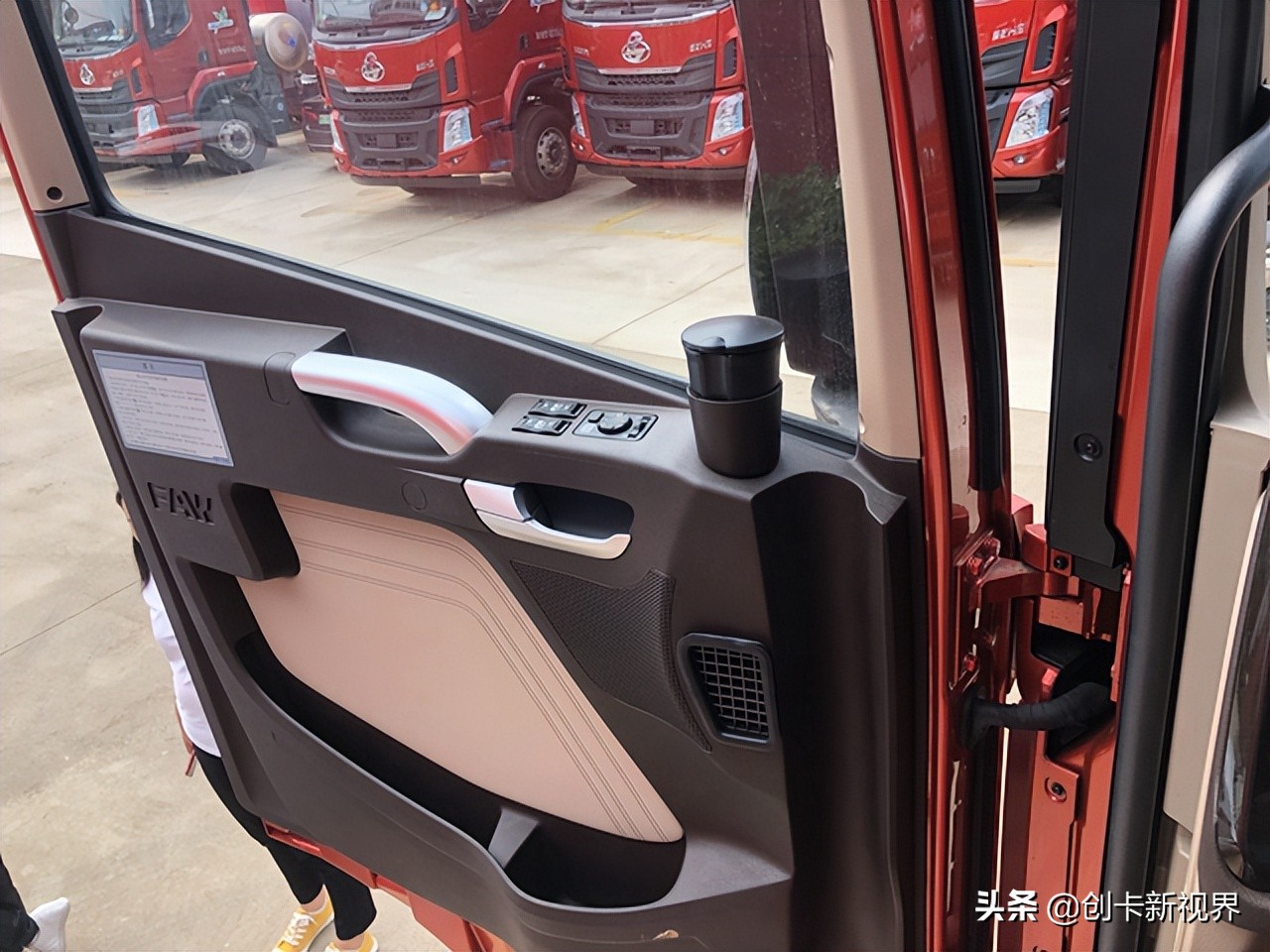 42万解放青汽jh6 生活舱 550马力 双层卧铺 衣柜 马桶 淋浴