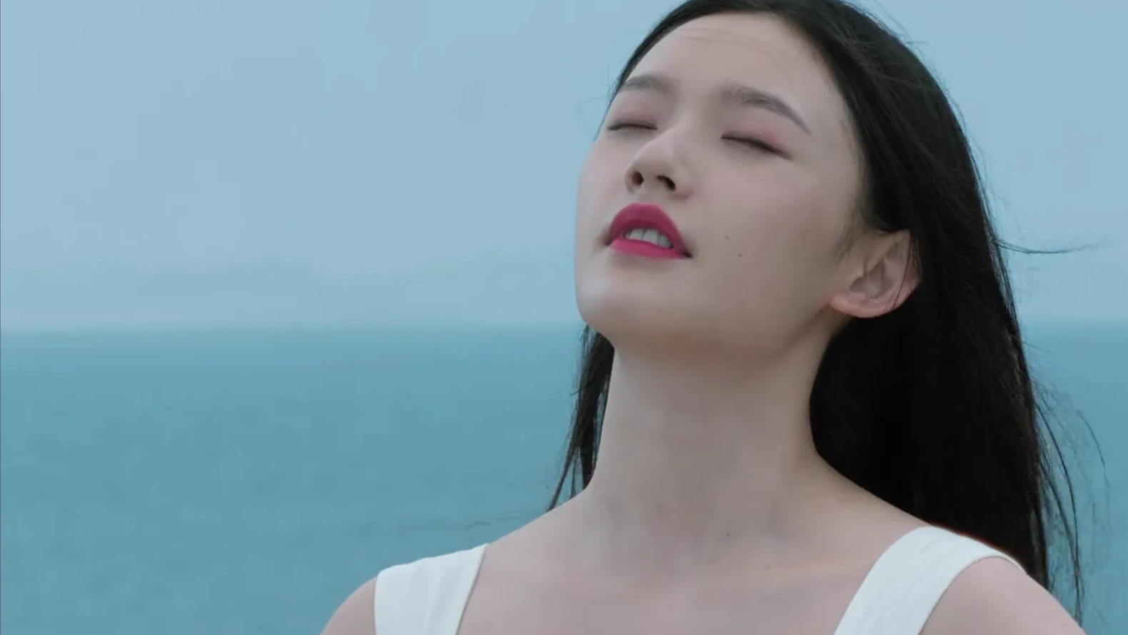她把一个阳光又阴郁,勇敢又怯弱,贪婪又自爱,独立又拜金的矛盾女孩赵