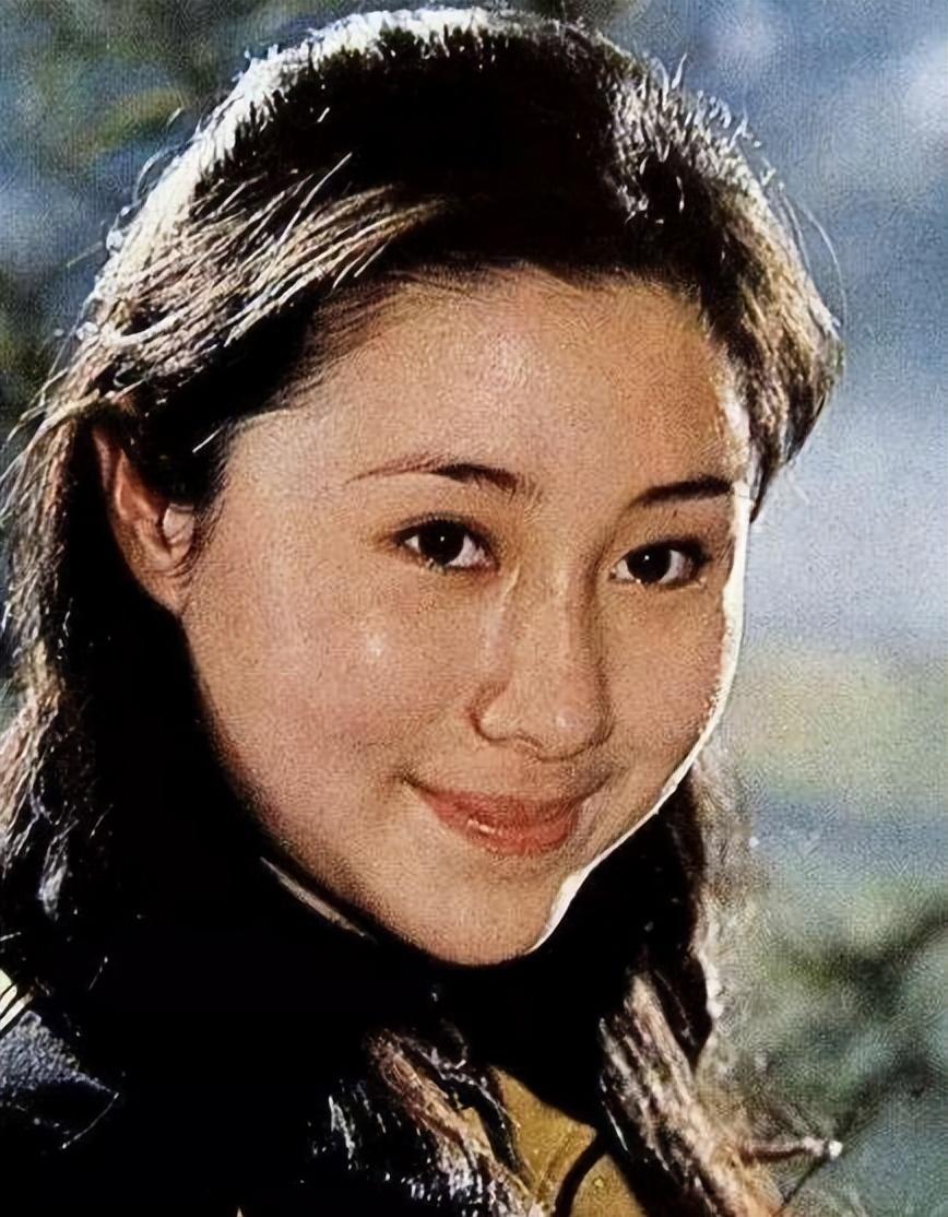 丁岚:凭《少林寺》走红,巅峰时远走他国,改行从商成亿万富婆