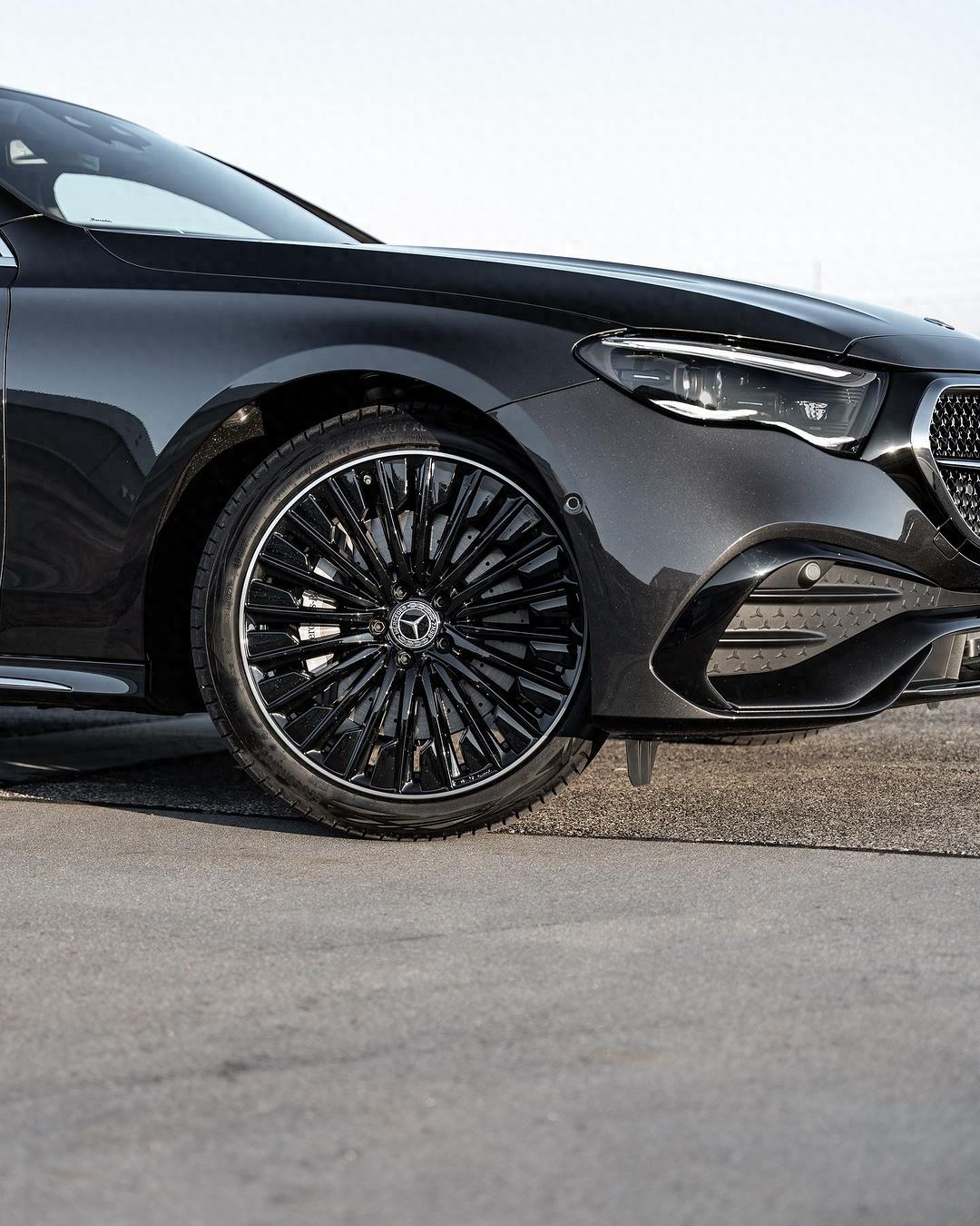 全新奔驰e级标准轴距版 全黑化的黑武士 造型帅气