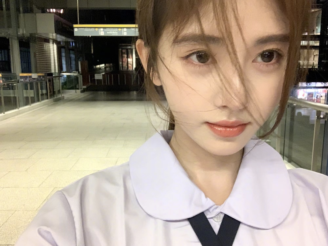 "鞠婧祎穿泰国校服,就是为了装嫩吧"
