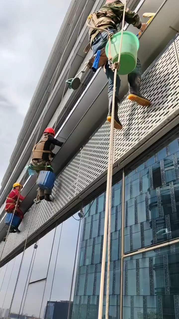 幕墙玻璃清洗——细节决定建筑外貌之美