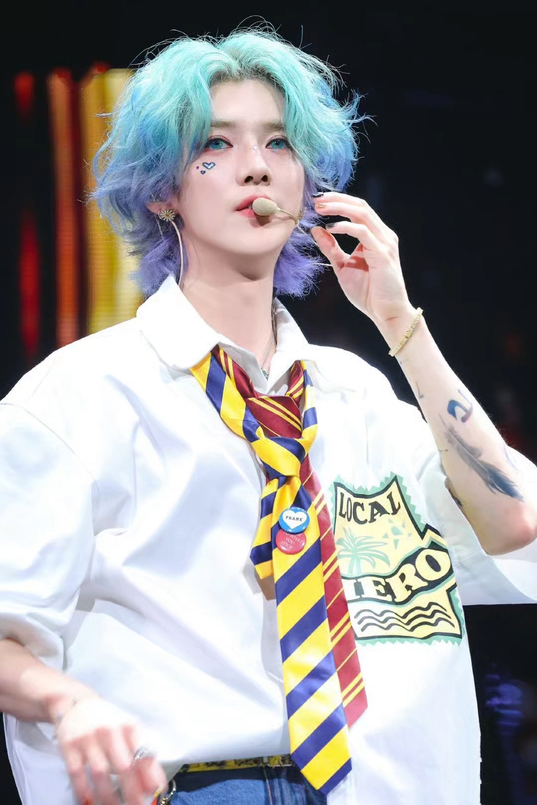 鹿晗演唱会的发色简直绝了,这发色和造型,谁看了不迷糊!