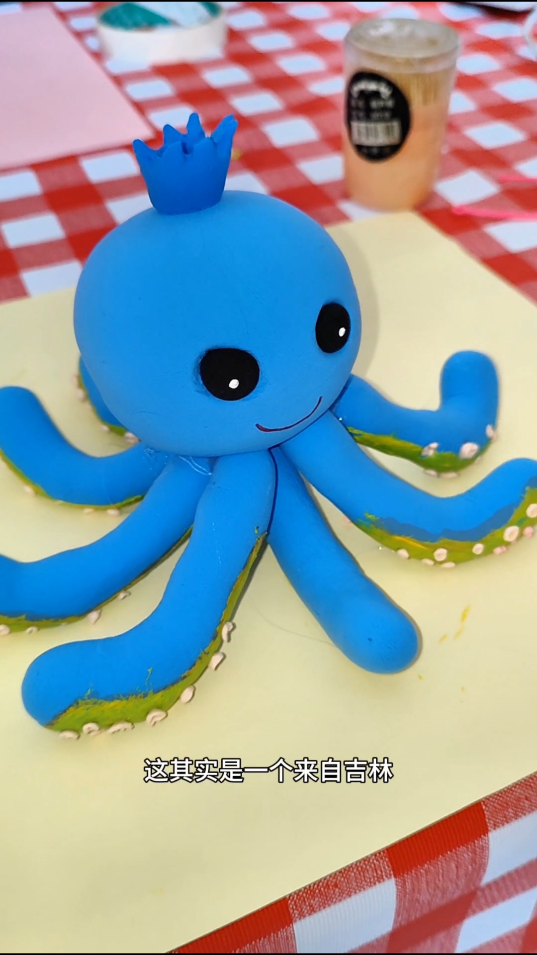 铅笔人的橡皮泥被雷欧抢走,幸亏老爸发现了,还用它做蓝莓章鱼玩