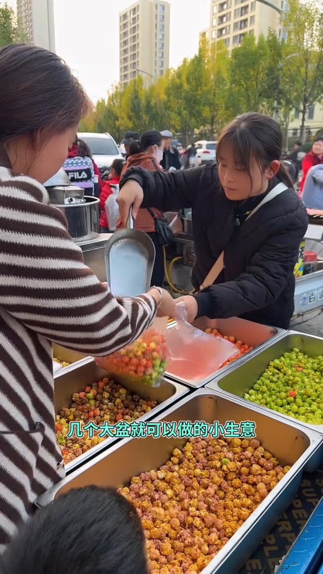 街头火爆摆摊 水果爆米花