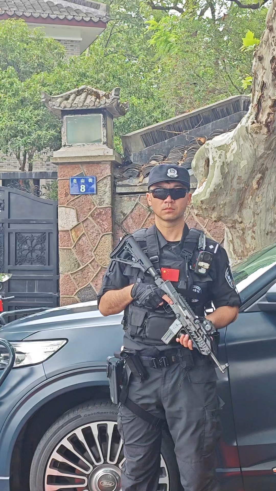 国庆假期,杭州特警小哥全副武装,在断桥对面北山街站岗