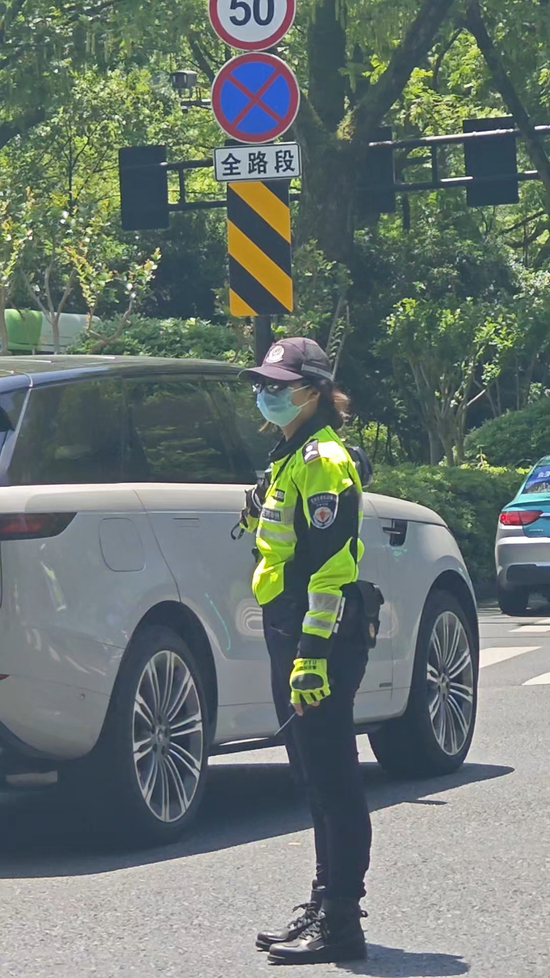 西湖边女警小姐姐执勤时戴着口罩墨镜,依然掩盖不住她优雅的气质
