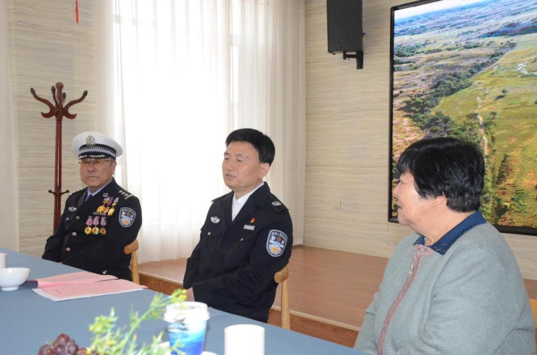 郑光照看望慰问离退休老干部和基层一线民警辅警及因公牺牲公安英模