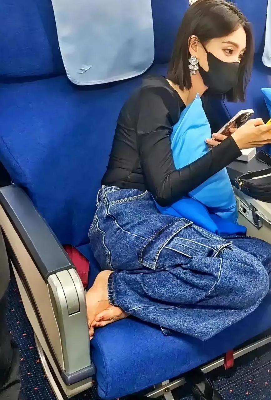 李一桐脱鞋光脚坐飞机惹争议# 李一桐光脚踩座椅引争议,公共场合脱鞋
