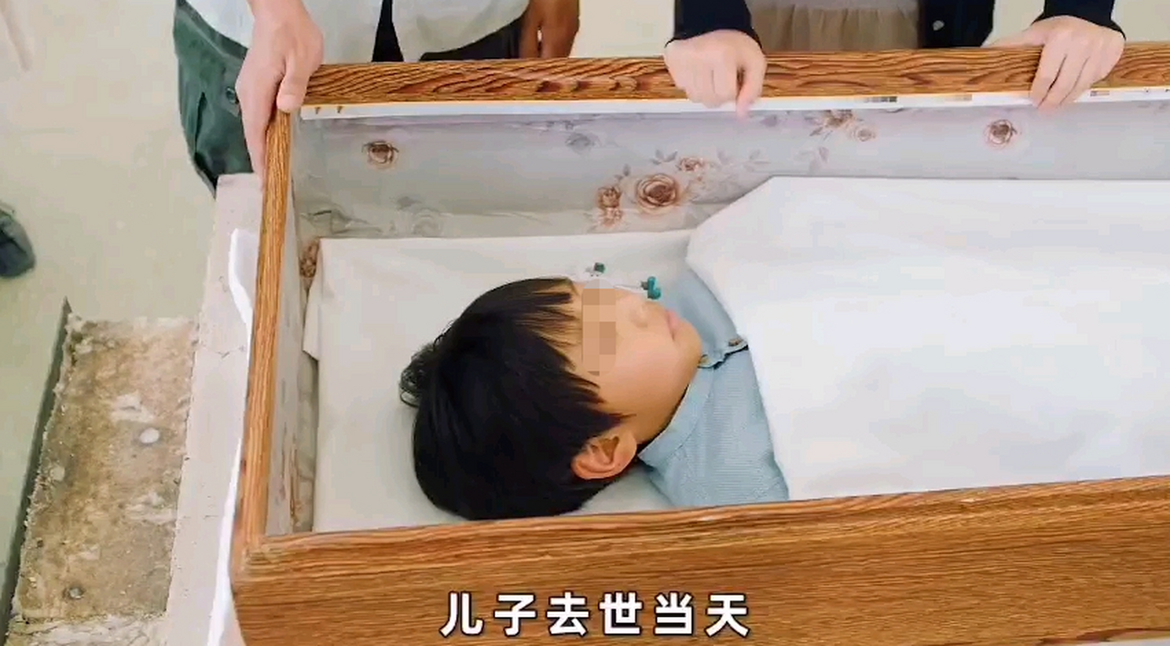 广安一殡仪馆,黄师傅正将一具13岁男孩的尸体推入焚