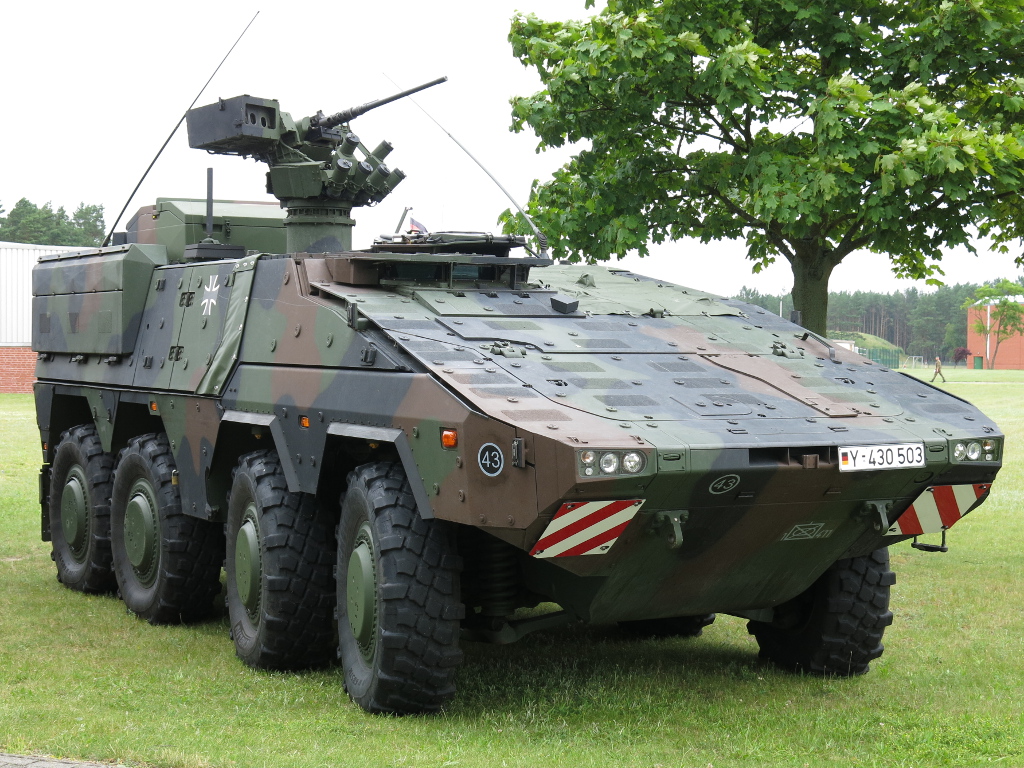 德国和荷兰联合研制的8x8轮式装甲车——拳击手