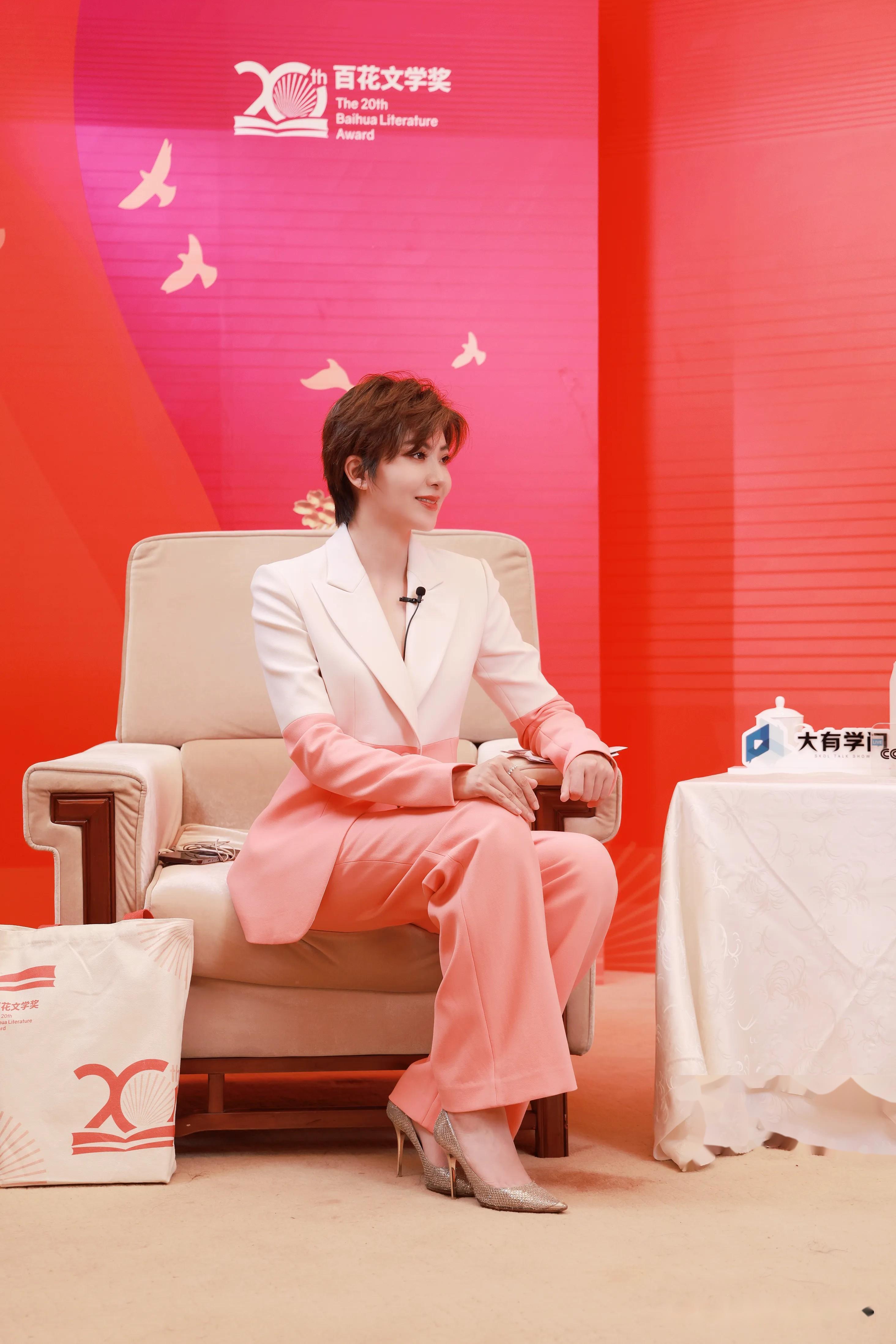 主持人紫檀魅力升级,高跟鞋引发瞩目!