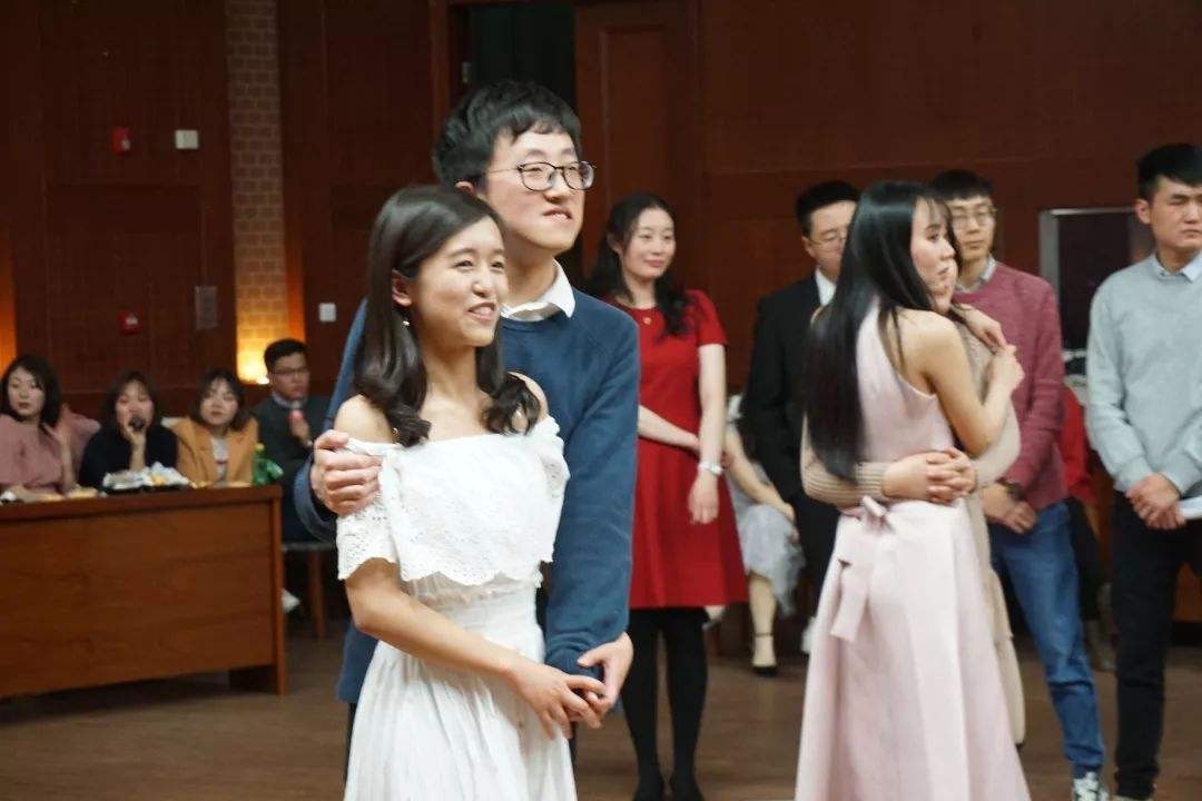 清华大学舞会"偷拍照"流出,原来最顶级的学霸,不会拿学历说事