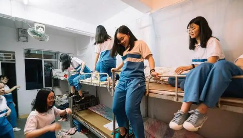 "住宿生"和"走读生"的差距有多大?上了高中你就明白了