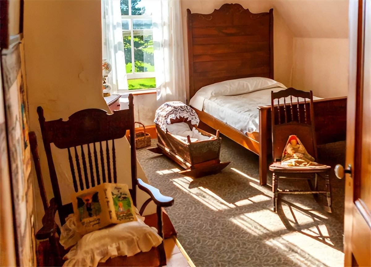 为躲避纳粹搜捕,犹太女孩安妮和家人藏身密室2年,可惜功败垂成