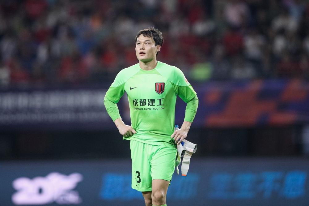 中超-陈哲超破僵局杨一虎建功 梅州3-1胜10人成都人球衣