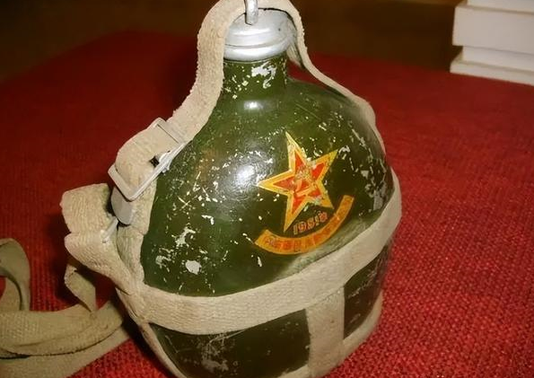 解放军军用水壶,数十年间经历了哪些变迁?见证了大国崛起的历程