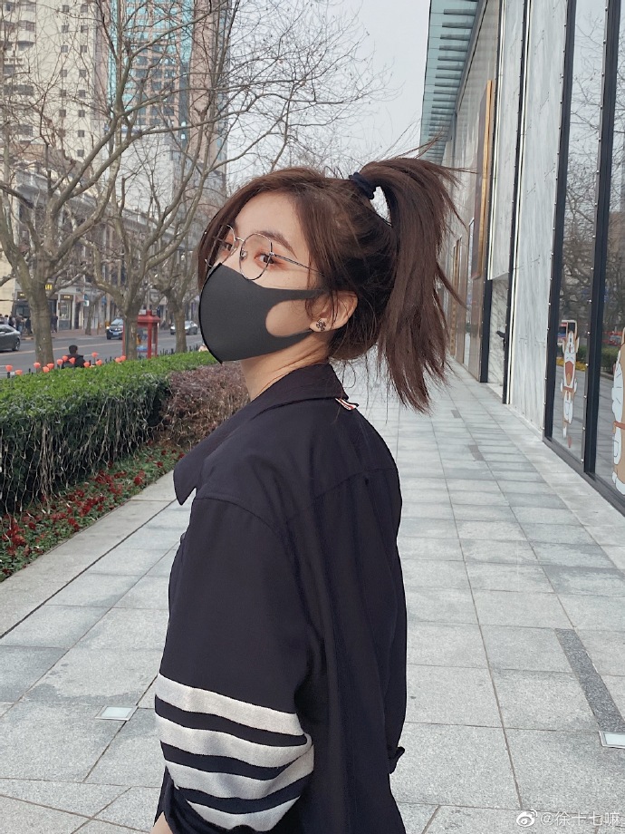 倒在"lpl主持人"门前的徐诗琪和她冲不破的枷锁