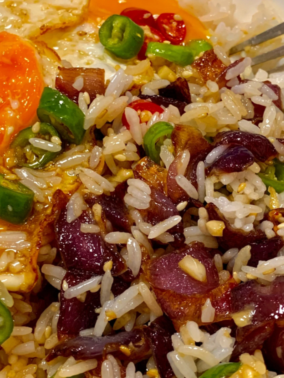 今天我要分享一道简单又美味的拌饭——洋葱油拌饭.