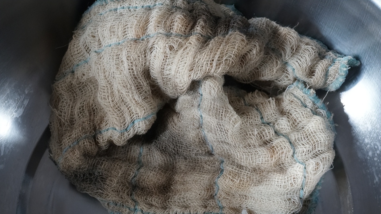 一般一用就是好几年,大家都觉得抹布反正就是拿来擦桌子,擦脏东西的