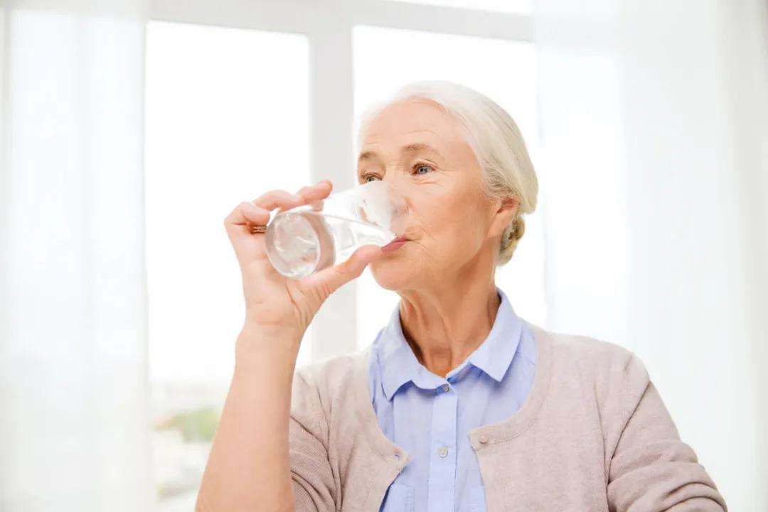 长期喝白开水与长期喝茶的人相比,谁的身体更健康?医生讲出真相