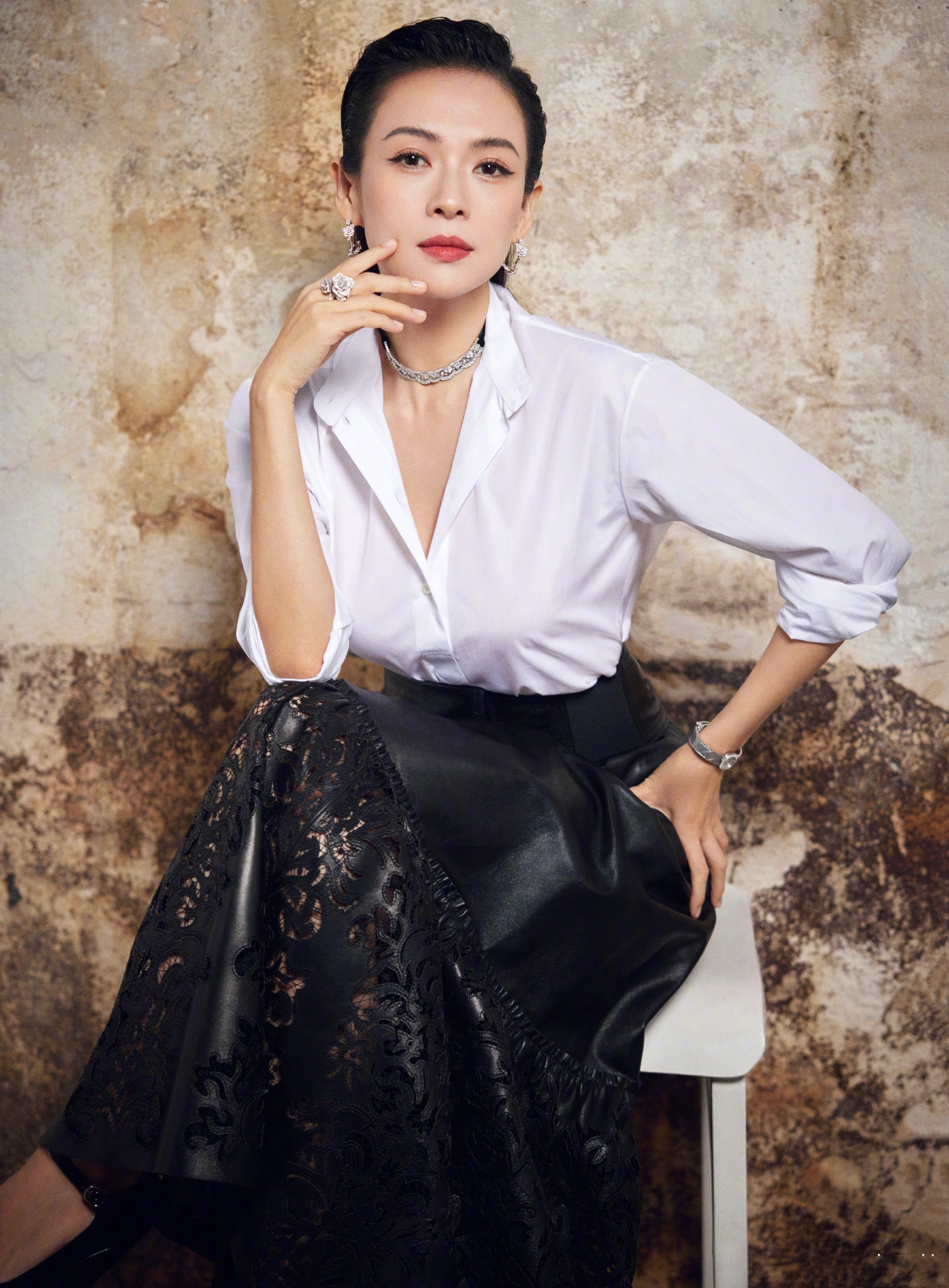 章子怡状态真好,卷发红唇搭配一身白色连衣裙,优雅大气知性迷人