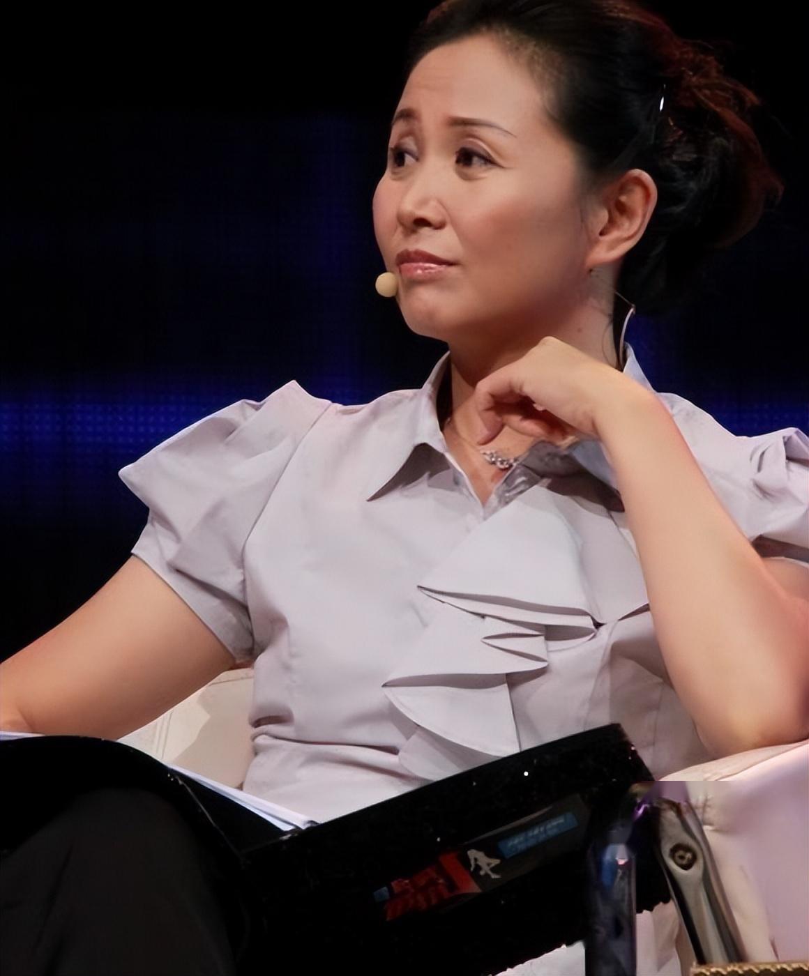 黄菡再度亮相焕然一新不再是非诚勿扰里的形象