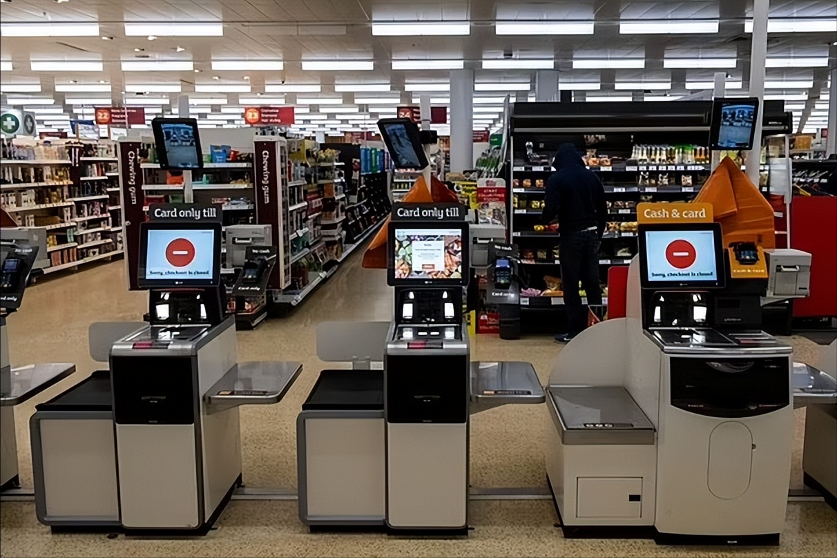 自助结账机的兴起:超市工作岗位减少,顾客体验感下降