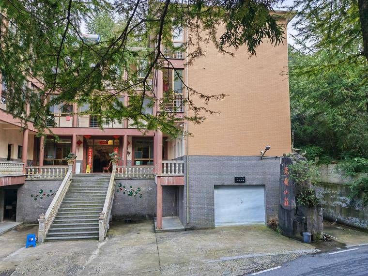 浙江湖州安吉董岭龙岭山庄农家乐,位于景区内,农家鲜笋可劲吃!