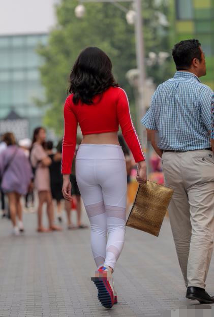 性感小阿姨40岁的年龄走上街头,白色紧身裤勾勒出迷人线条