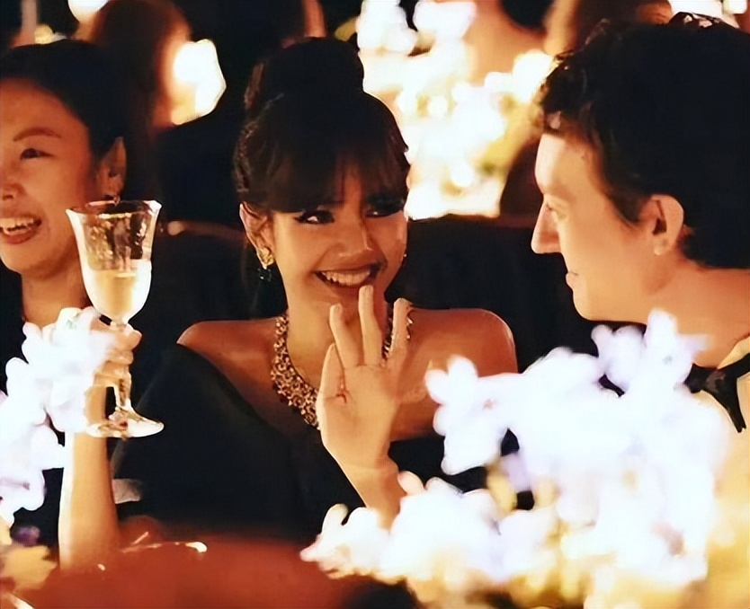 lisa恋情再添实锤?lv三公子在酒店办入住被拍