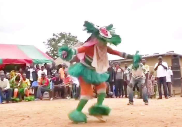 非洲舞王的"烫脚舞",两腿抖动如马达,灵感竟是来源于一只鸡