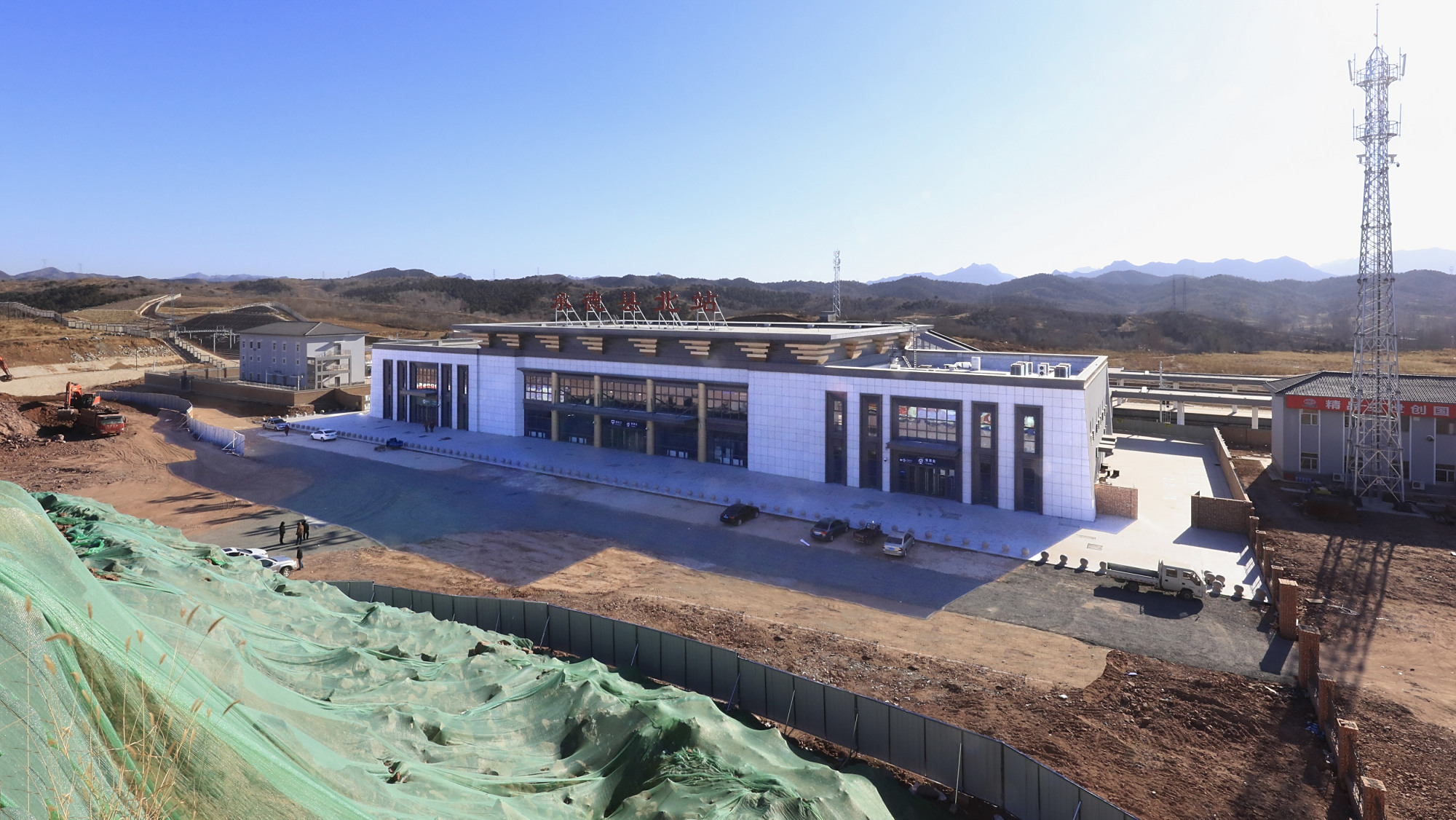 京哈高铁河北境内共有兴隆西,安匠,承德南,承德县北,平泉北5座站房,由