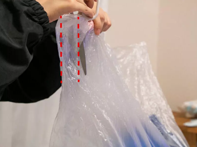 但有时将垃圾袋绑起来后,打结的地方会出现空隙,若是垃圾有异味,味道