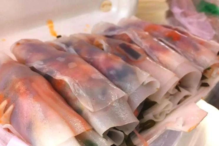 安顺裹卷是安顺特色小吃,以米面为皮包裹各种食材,有多种底料选择