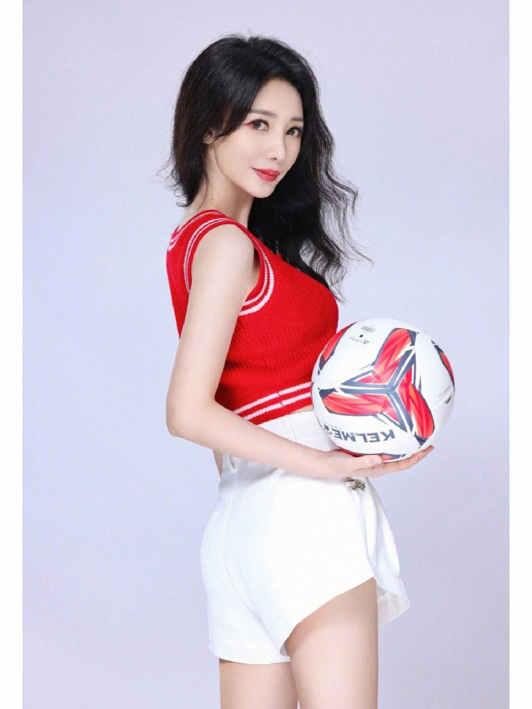 性感女神柳岩曾因大胸火爆全网,如今瘦脱相,她的胸碍了谁的眼?