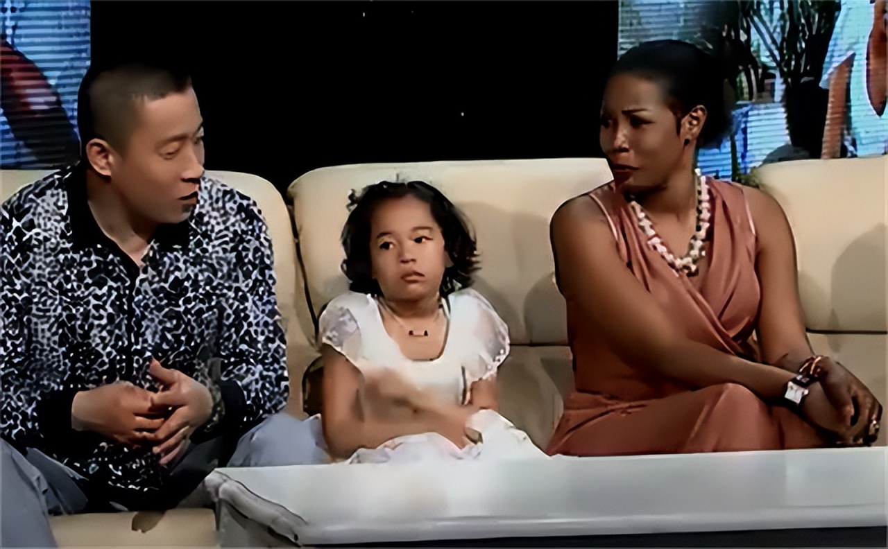 09年非洲女子和中国小伙生下混血儿,宝宝的肤色真让人感到惊喜