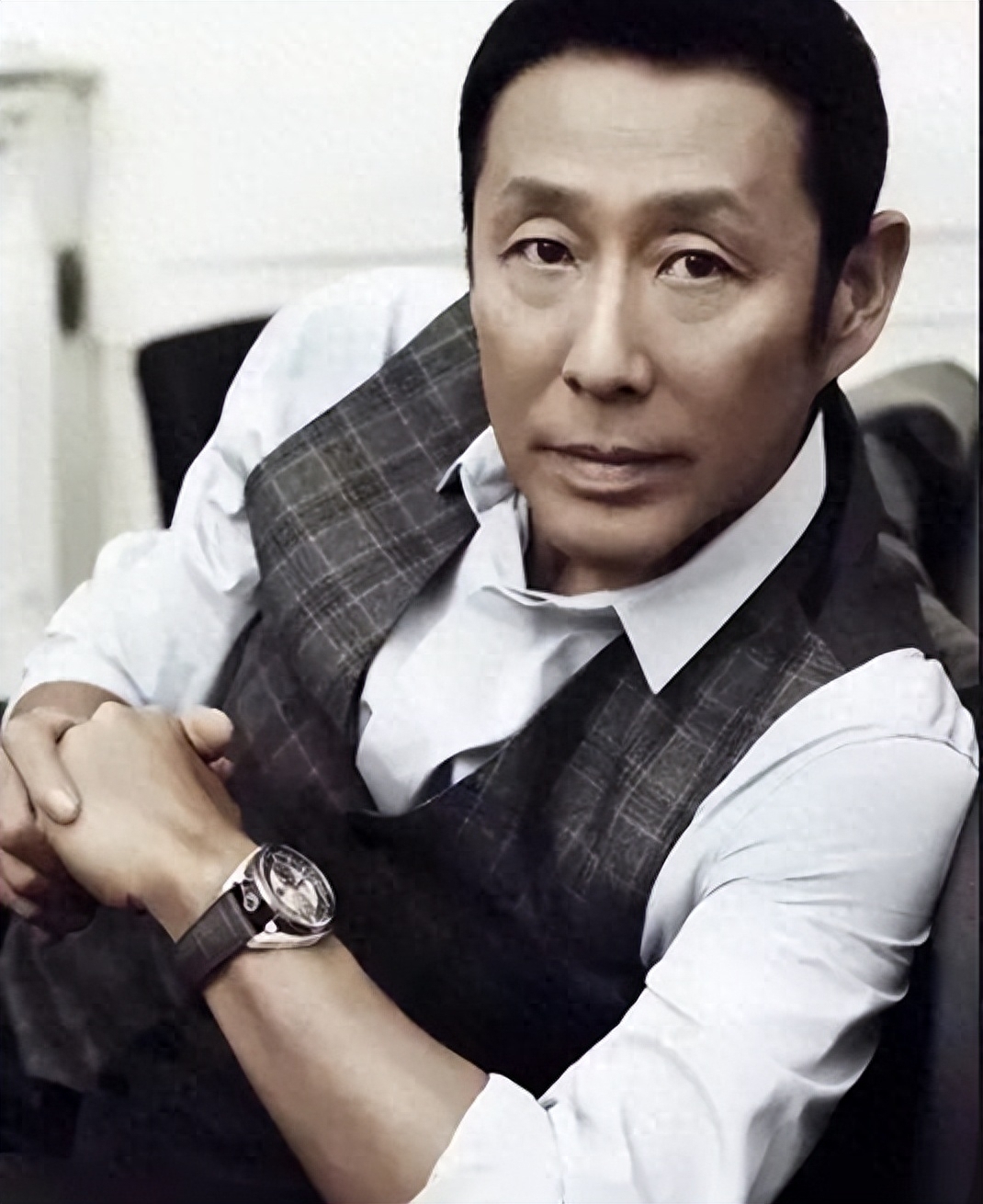 68岁陈道明被偶遇穿500元真丝t头发胡子已全白膝盖伤痕明显