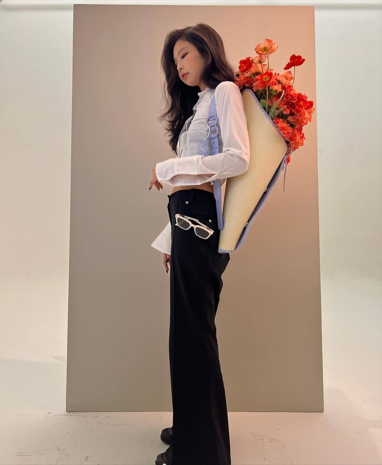 墨镜代言妮上线!jennie金智妮晒露脐装美照,小蛮腰细得太惊人